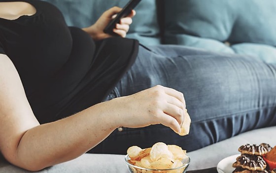 Pessoa deitada sendentarismo obesidade